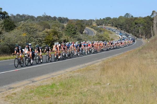 The bunch gets strung out early on as the racing near Paddy's River stayed above 50km/h.