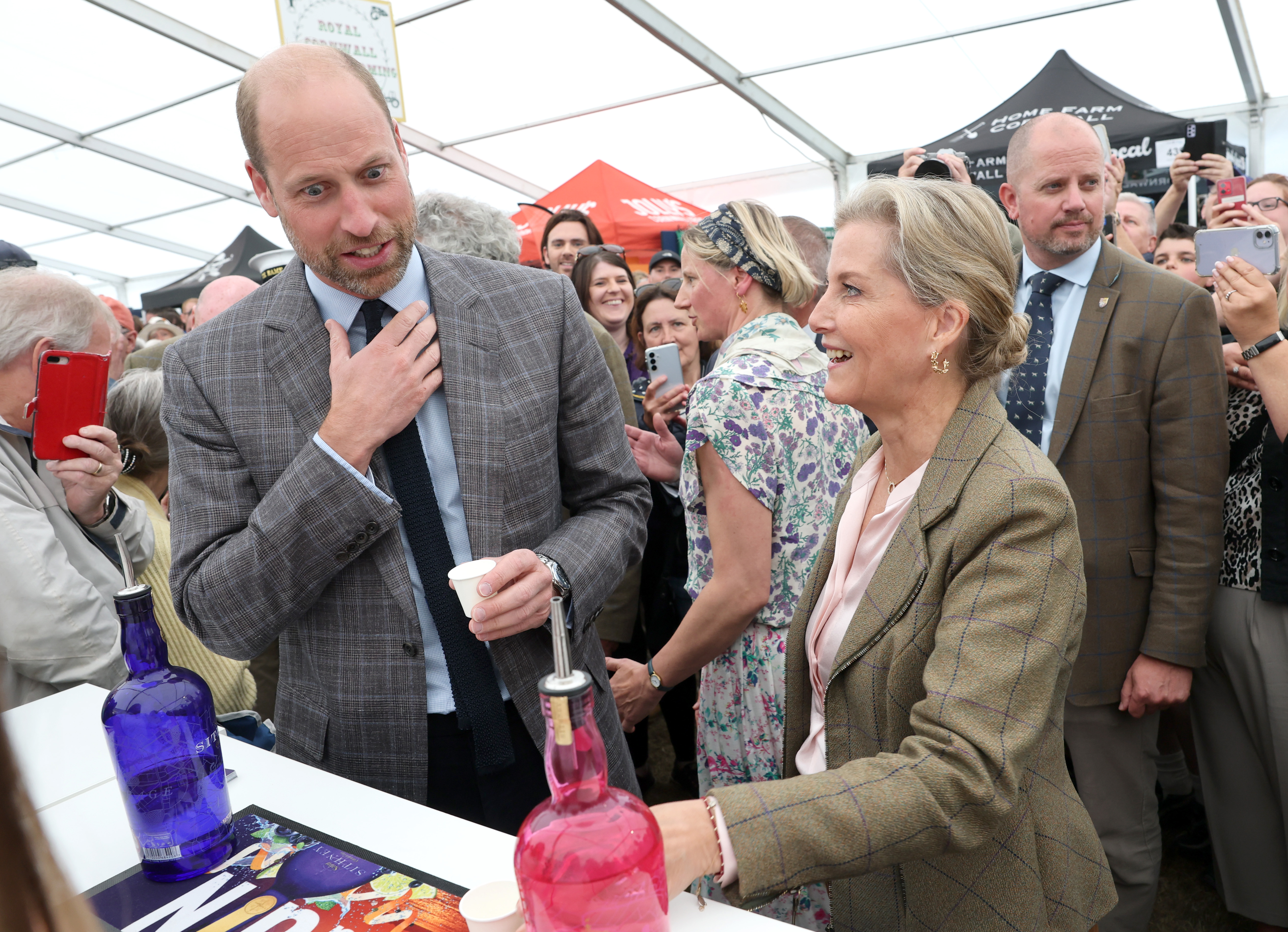Princ William a vévodkyně Sophie, kteří dělají záběry ginu během společného vystoupení na Royal Cornwall Show 6. června 2025
