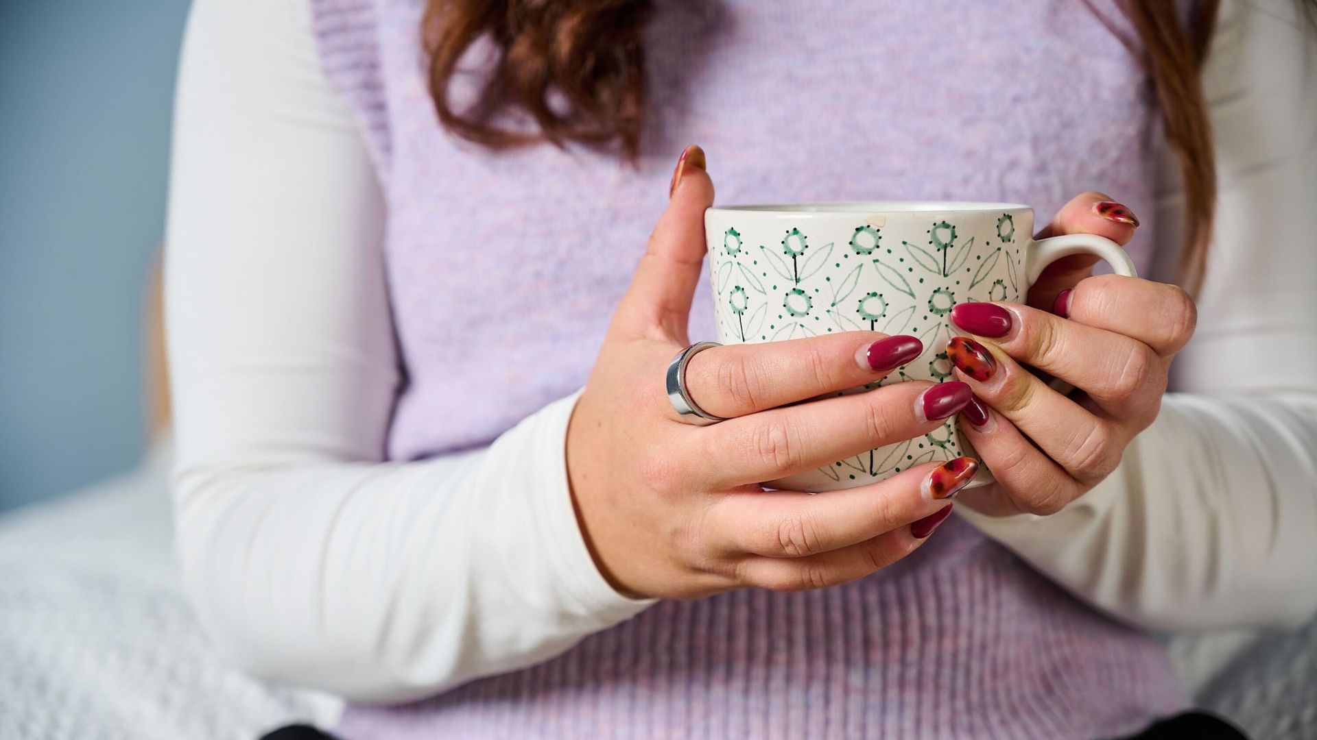 Our sleep tech tester testing the silver Oura Ring 4