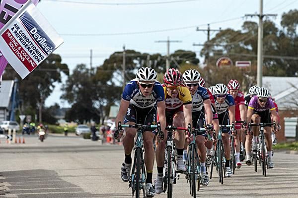 Rohan Dennis (Team Jayco Skins) drives the peloton down the home straight in Lake Boga.