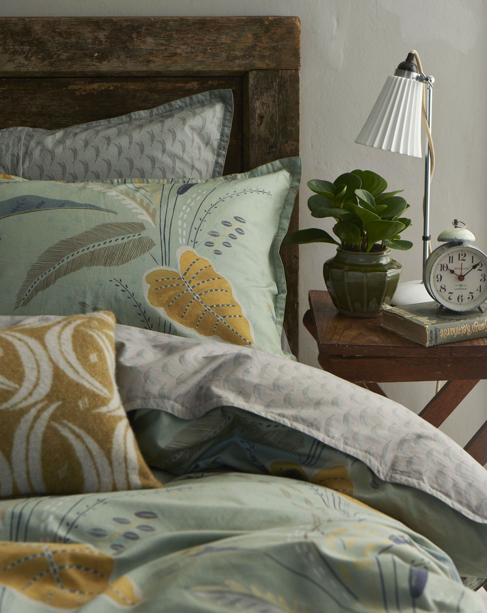 bedroom with bed and table lamp