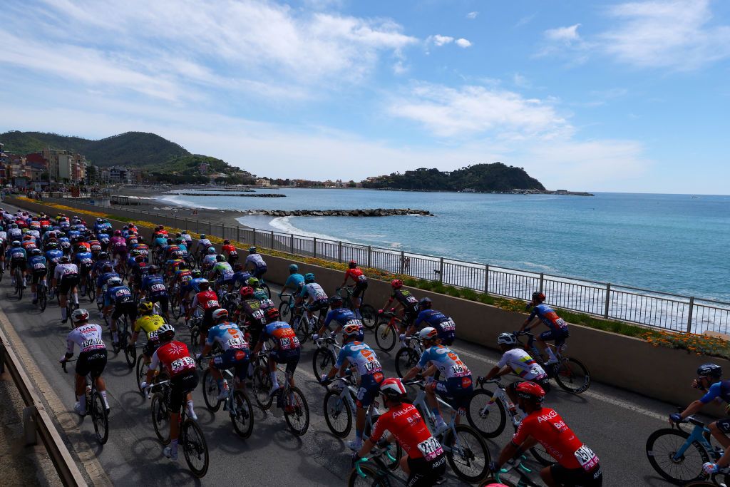 The pack rides along the sea near Sestri Levante during the 5th stage of the 107th Giro d'Italia cycling race, 178 km between Genova and Lucca, on May 8, 2024. (Photo by Luca Bettini / AFP)