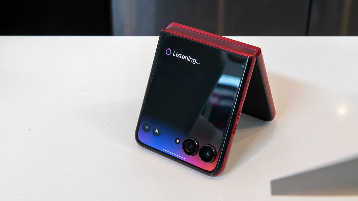 Look &amp; Talk on the Razr Ultra 2025 listening for a voice