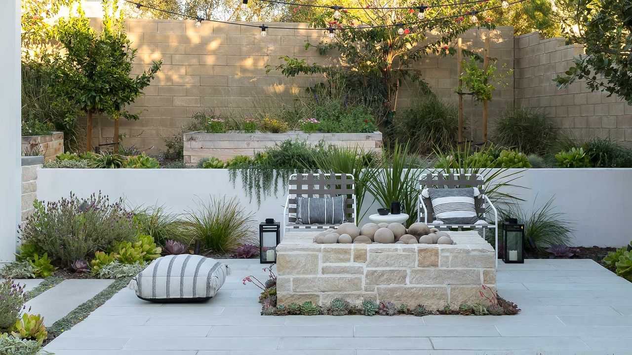 modern backyard by Living Gardens