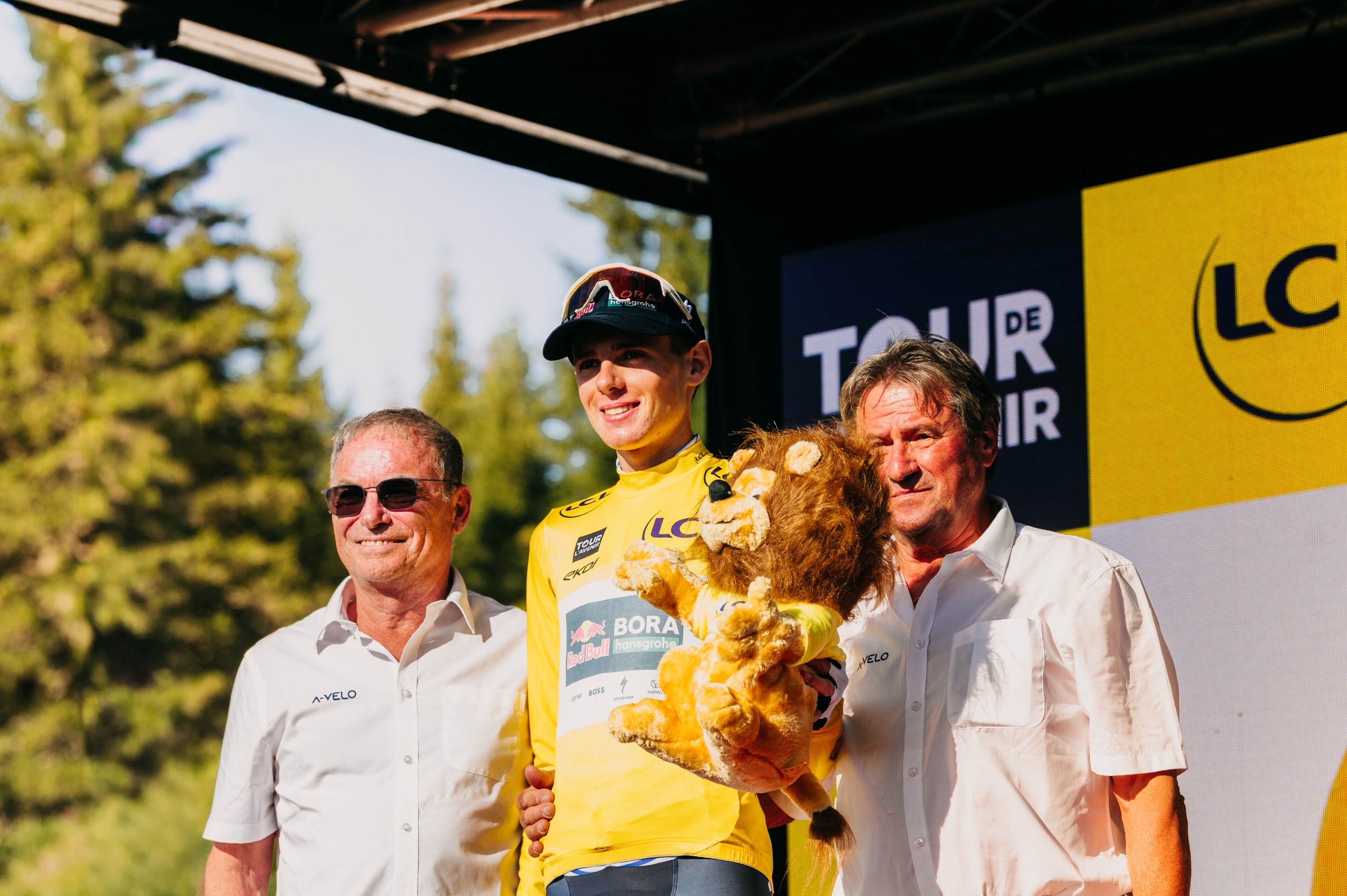 Lorenzo Finn on the podium at the Tour de l'Avenir 2026