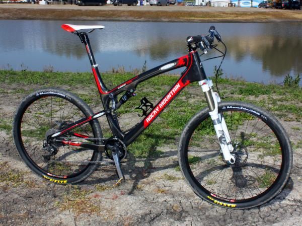 Geoff Kabush (Maxxis-Rocky Mountain) raced a brand-new Rocky Mountain Element Team RSL carbon full-suspension bike at this year's Sea Otter Classic.