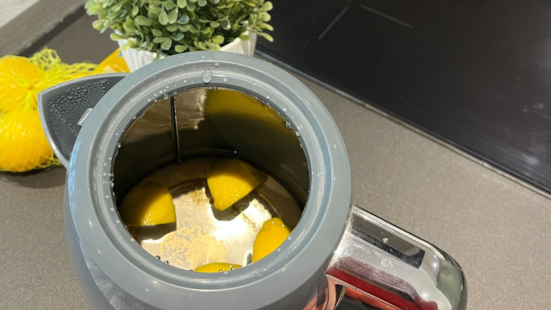 picture of lemon quarters in kettle