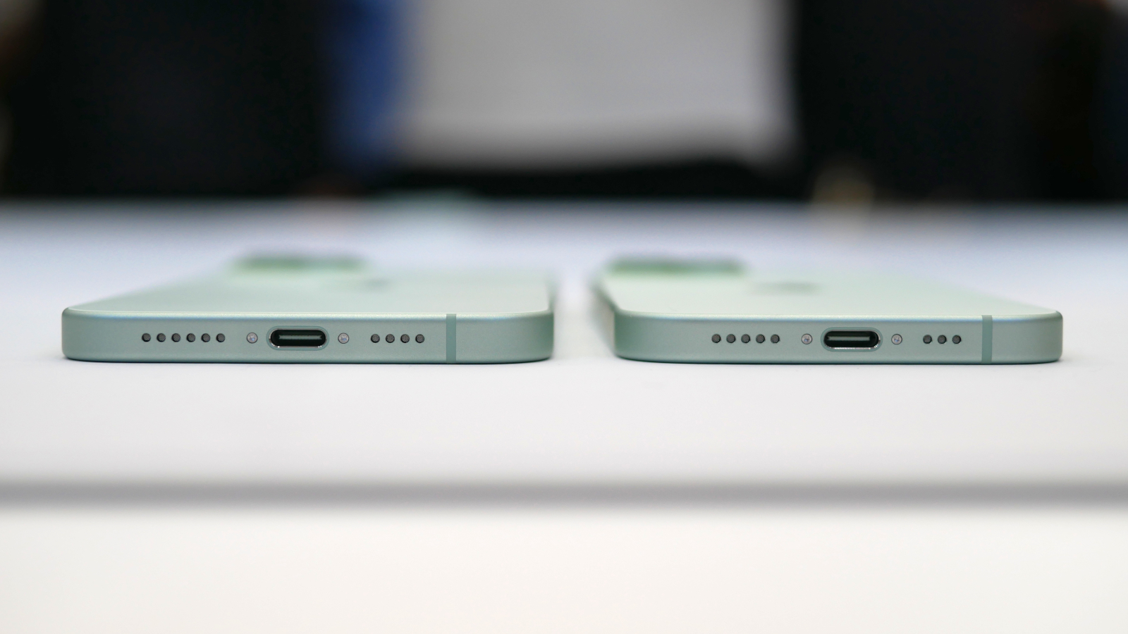 Apple iPhone 15 und 15 Plus USB-C-Anschlüsse.