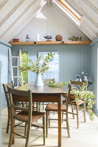 Blue summerhouse room