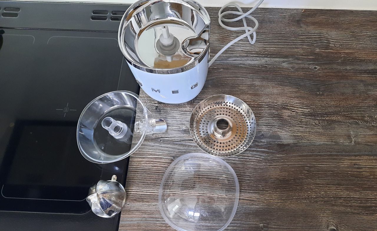 Smeg CJF01 citrus juicer design