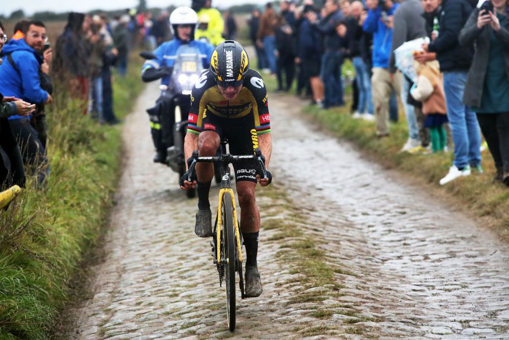 Marianne Vos (Jumbo-Visma) in solo pursuit of Lizzie Deignan in the finale of Paris-Roubaix