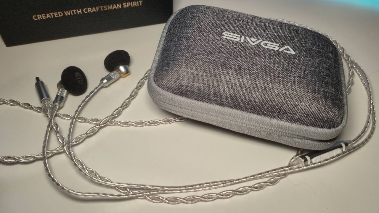 Photo of the SIVGA M260 wired earbuds and their fabric carrying case.