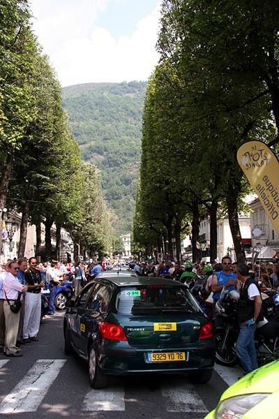 The press cars leave a few minutes ahead of the peloton.