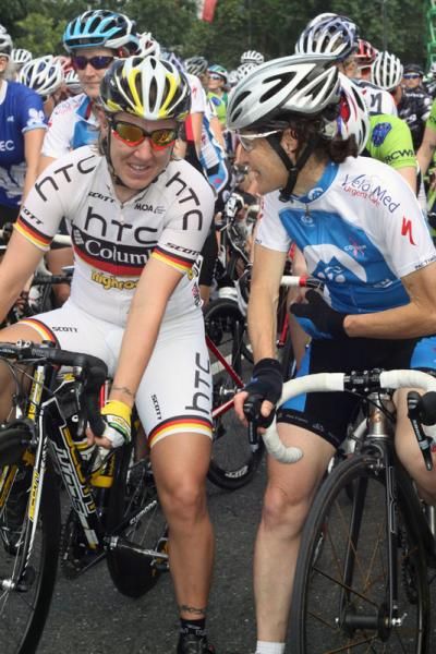 Ina Teutenberg talks with French veteran Jeannie Longo, who went on to finish 15th.