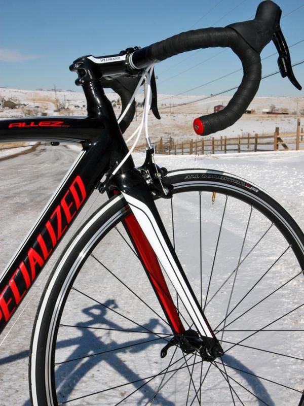 The carbon fork is heavy on account of the alloy crown and steerer but the tapered shape lends excellent handling precision.