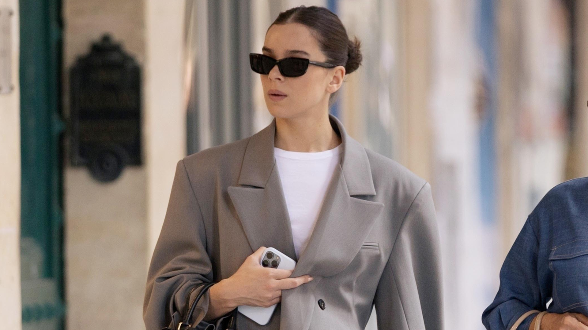 Hailee Steinfeld carried the Louis Vuitton Speedy Bandouliere 30 Bag with an oversize gray blazer