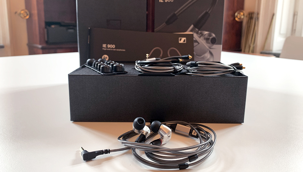 Der Lieferumfang der Sennheiser IE 900 liegt auf einem weißen Tisch