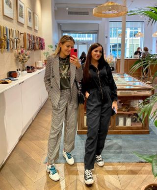 Mayte Salido und Isa Hernáez, Modejournalisten und Gründer des Streetstyle-Accounts Madrilenians in Madrid.