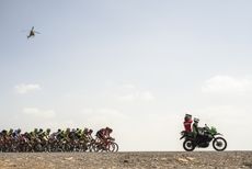 The peloton negotiate the Tour of Oman 2017 route. Image: ASO/K. D. Thorstad