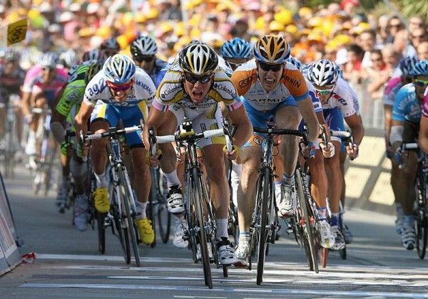 Mark Cavendish (Team Columbia - Highroad) outsprinted Tyler Farrar (Garmin - Slipstream) to win stage 11.