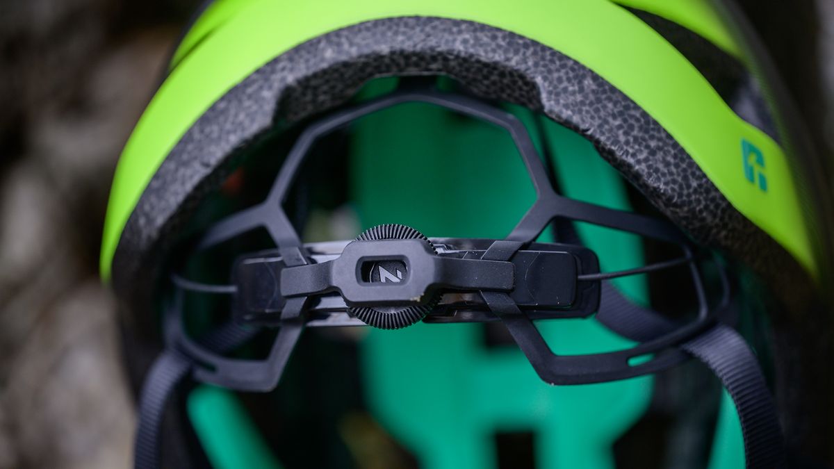 Lazer Tonic Kineticore rear cradle adjustment