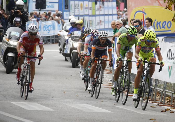 A small group formed during the race