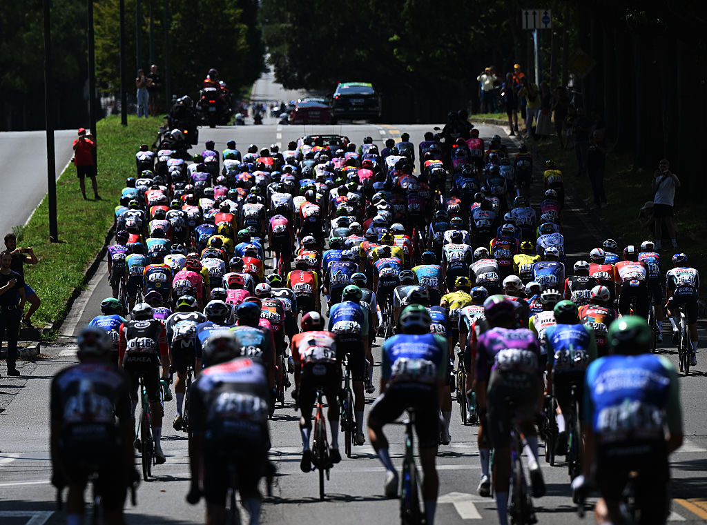 NOVARA, ITALY - AUGUST 23: A general view of the peloton competing during the La Vuelta - 80th Tour of Spain 2025, Stage 1 a 186.7km stage from Torino-Reggia di Venaria to Novara / #UCIWT / on August 23, 2025 in Novara, Italy (Photo by Dario Belingheri/Getty Images)