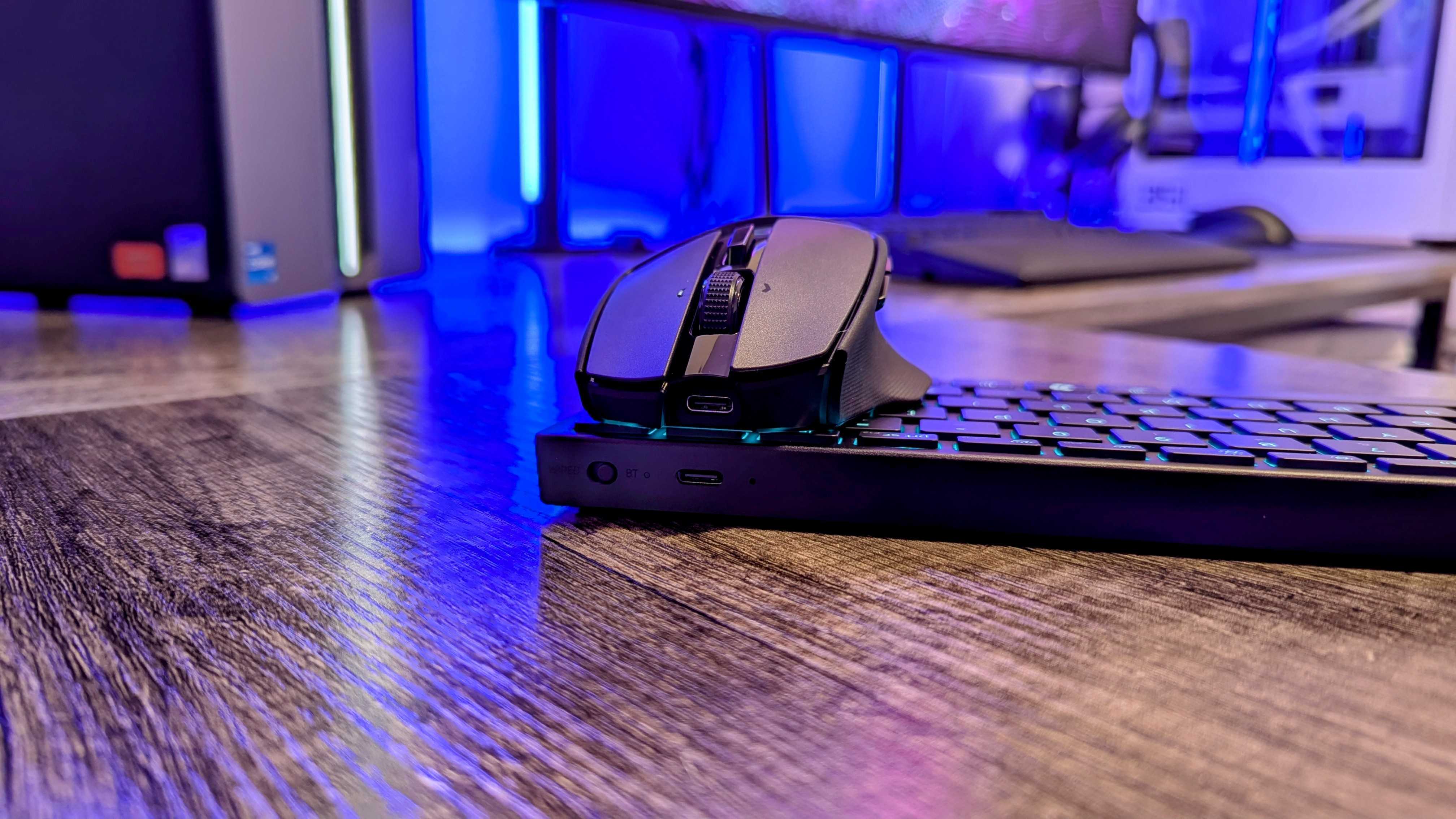 Image of the Razer Basilisk Mobile wireless mouse and Razer Joro wireless keyboard.