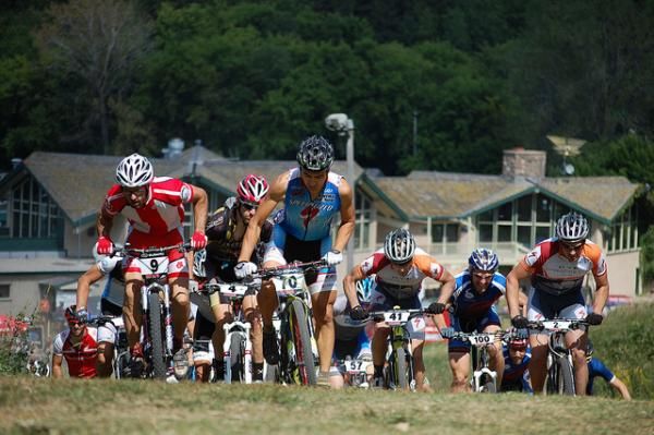 Singlespeed racer Ron Stawicki (Polska, 9) and Brian Eppen (Mercy-Specialized, 70) led the elite men up the first climb.