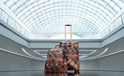 Tumi x Missoni在机场航站楼设计的两个带图案的随身行李箱。