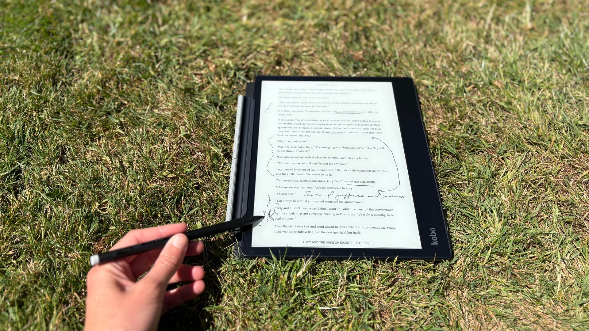 Writing on the Kobo Elipsa 2E on the grass