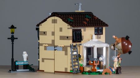Lego Privet Drive: Aunt Marge's Visit (76451) 3/4 rear view 