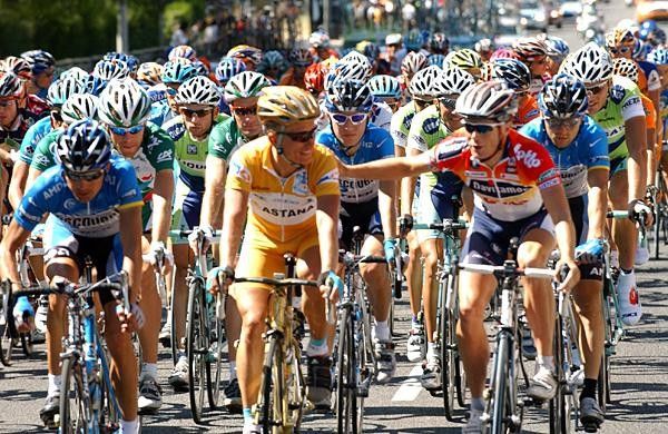 Chris Horner (Davitamon) congratulates Vinokourov