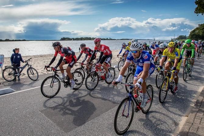 The peloton passes by a beach