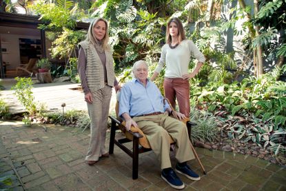 92-year-old Jorge Zalszupin in his ‘Veronica’ armchair with Etel Carmona and Lissa Carmona