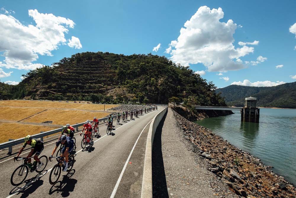 The peloton line out at the Herald Sun Tour