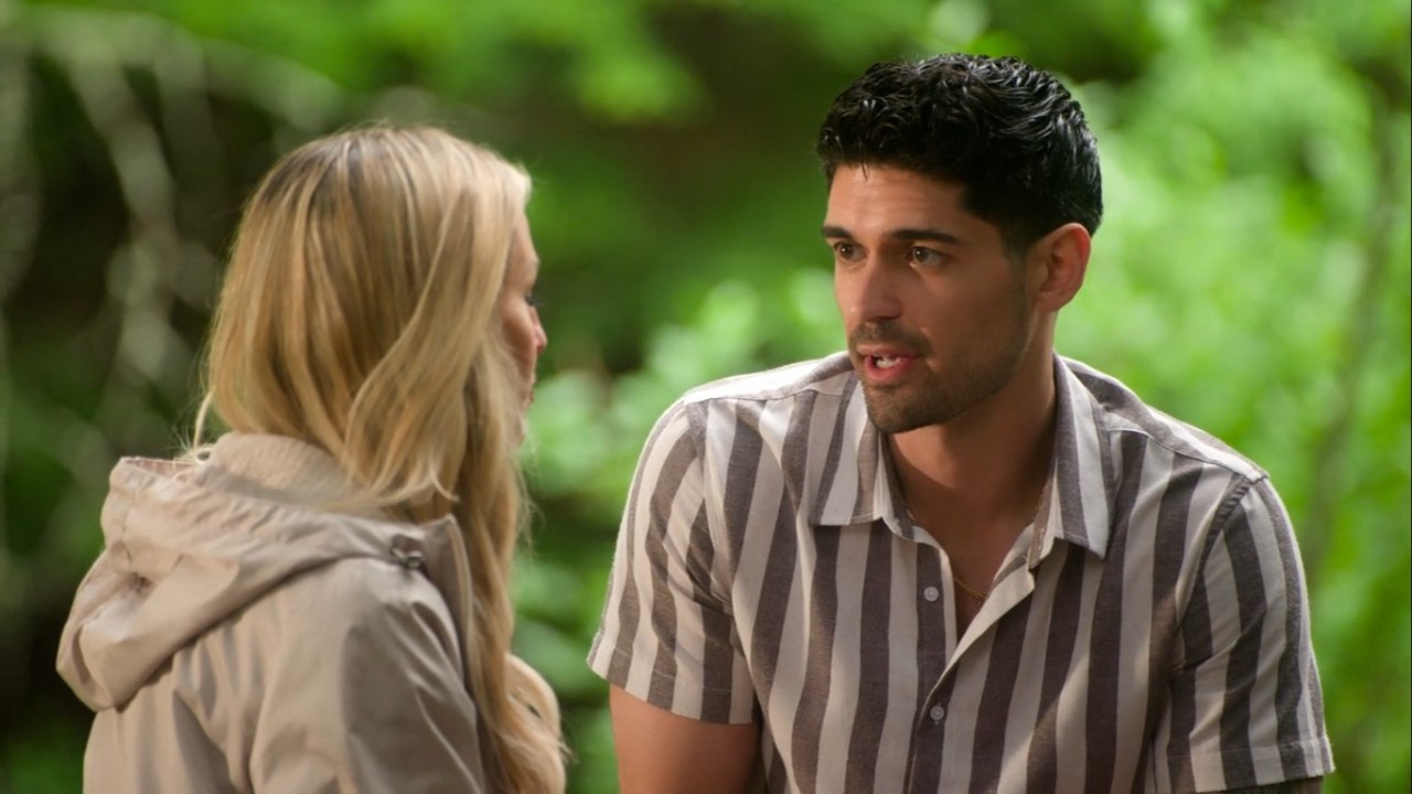 『エイジ・オブ・アトラクション』でローガンとヴァネッサが話している。