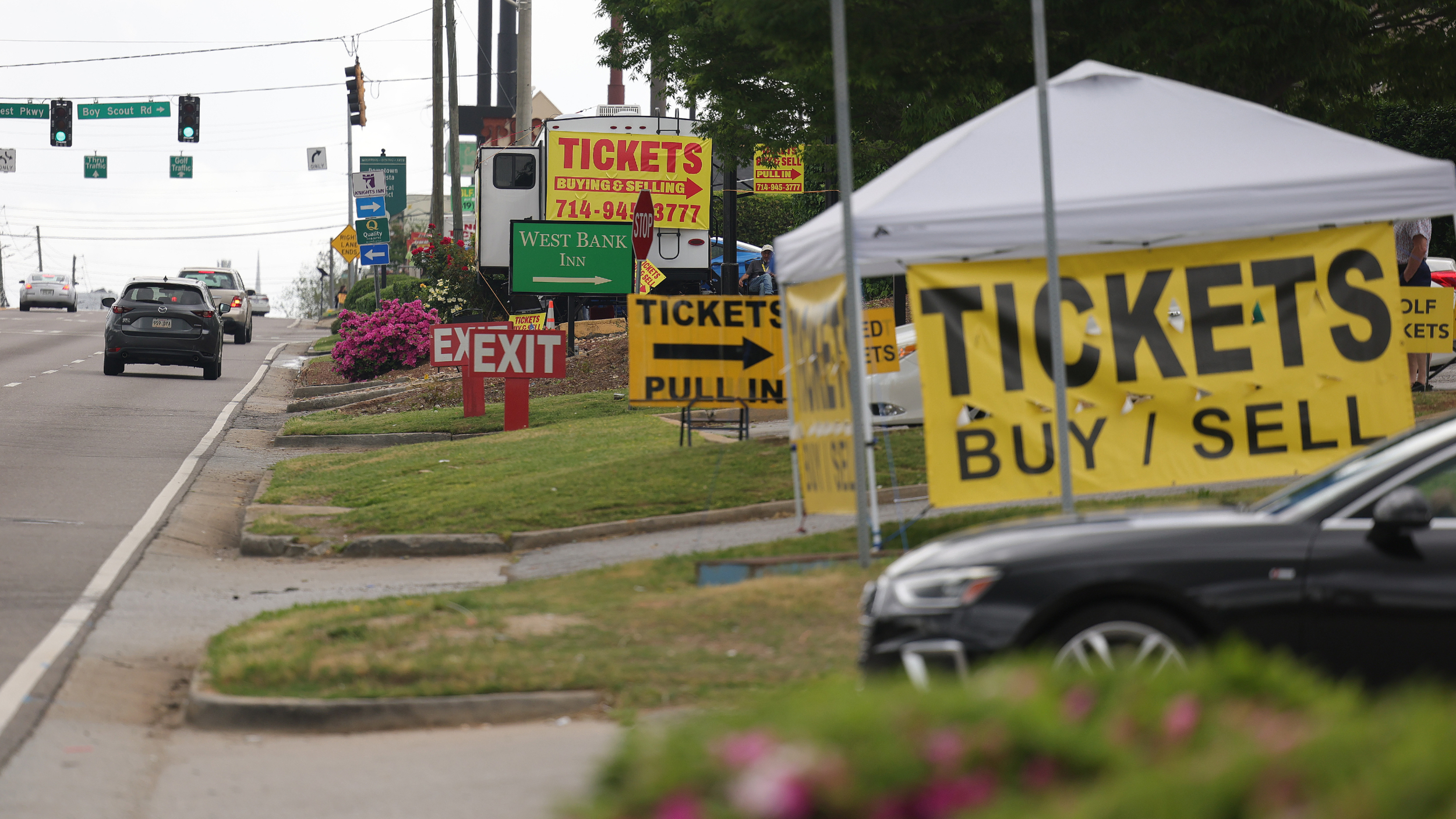 Ticket sellers on Washington Road