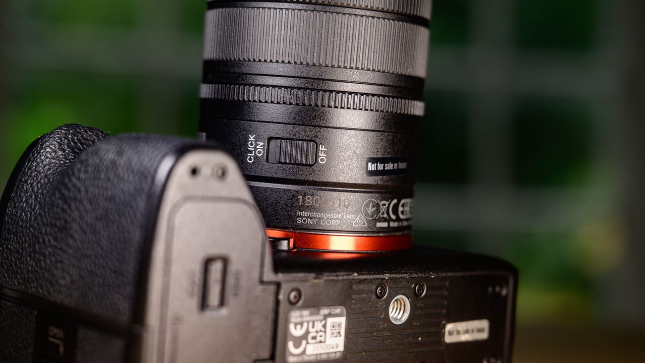 Close up of the Sony FE 8-14mm F3.5 G fisheye lens's controls
