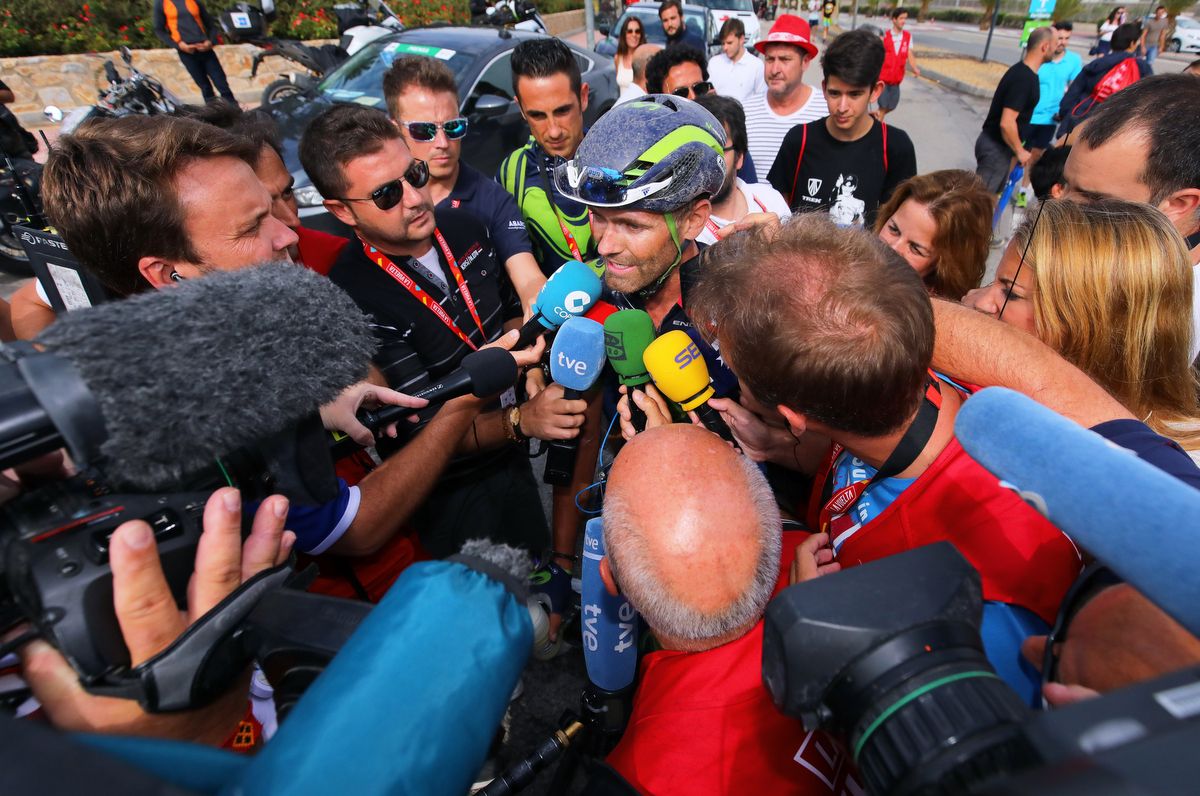 Jos&eacute; Joaqu&iacute;n Rojas (Movistar) explains the stage to the press