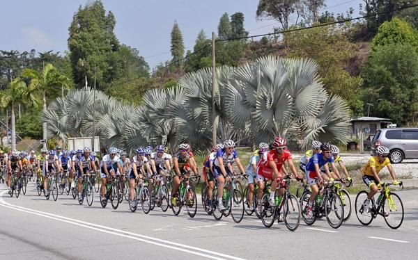Riders at Taman Tanjak, 5km after the start of stage 7.