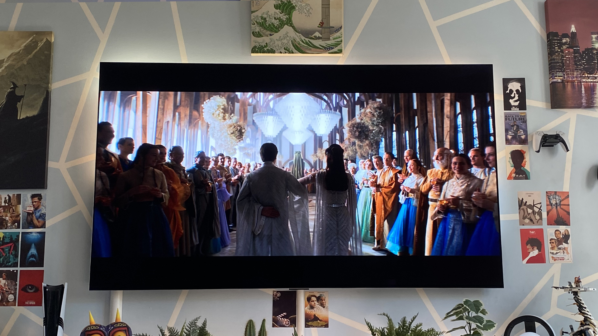 Philips Hue Play HDMI Sync Box 8K with image from Andor