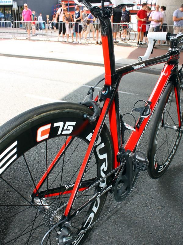 Unlike many aero machines, the rear end sports rather sizeable stays, which suggests good drivetrain rigidity.