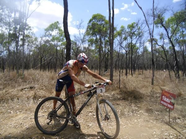 Mike Mulkens (Kipeo MTB Team) punctures