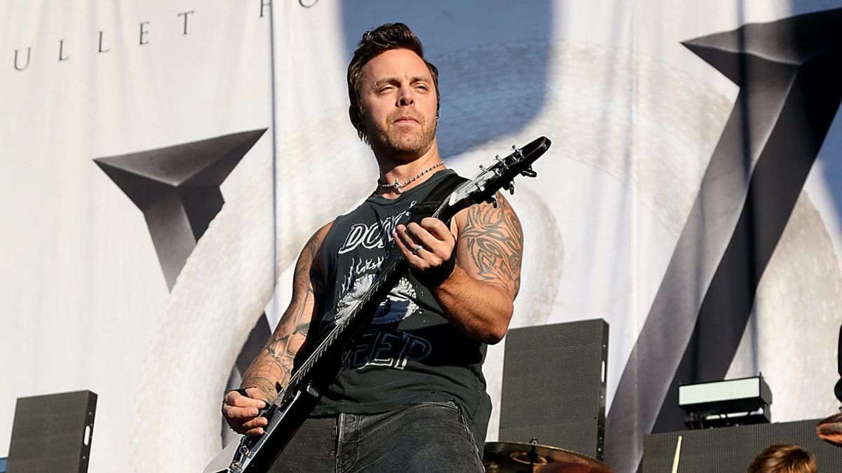 Фронтмен это. Фронтмен оружие. Bullet for my Valentine METALHAMMER. Как называется прическа у Matt Tuck. Bullet for my Valentine Berlin 5 February 2023.