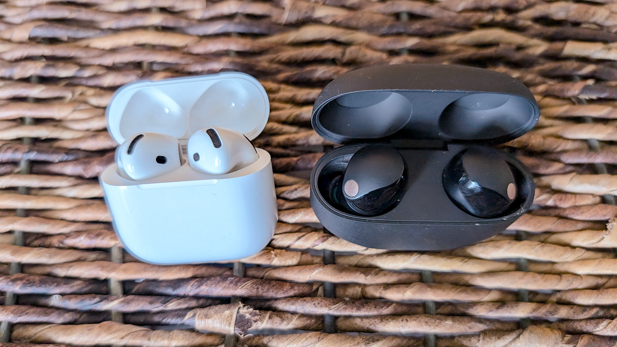 WH-1000XM5 vs AirPods 4