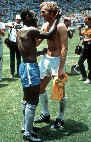 Bobby Moore Pelé.jpg