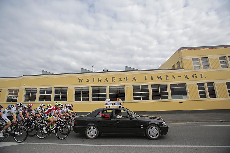 The peloton pass through Masterton in the neutral zone
