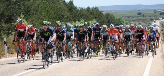 Movistar drives the peloton through the feed zone