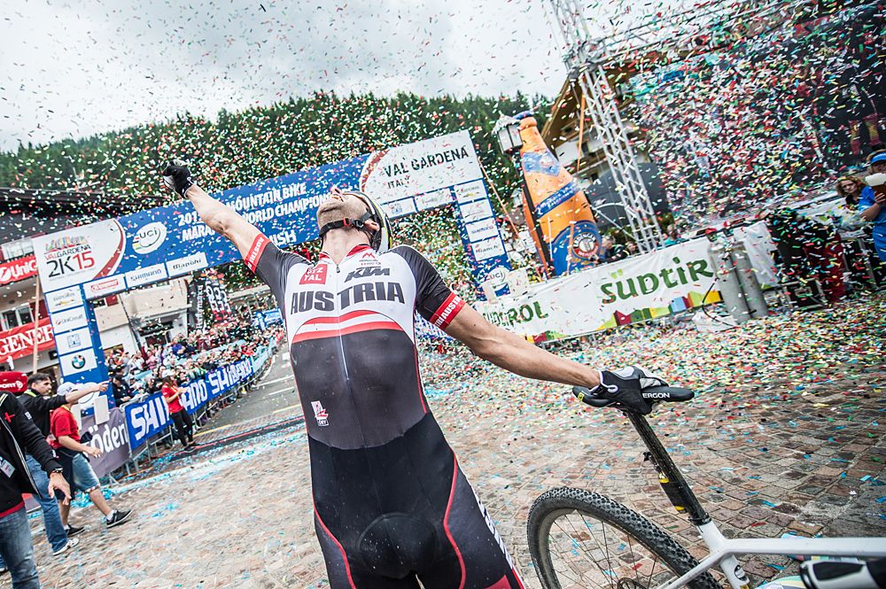 Alban Lakata celebrates his world title